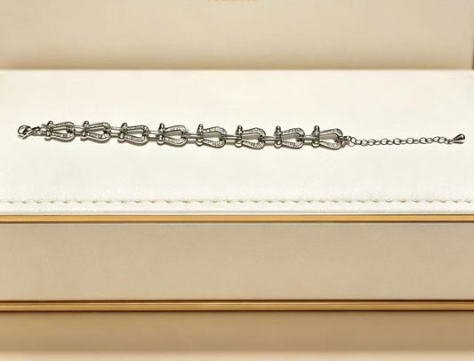 ¡®Aura JewelsDiamond-studded Horseshoe Bracelet