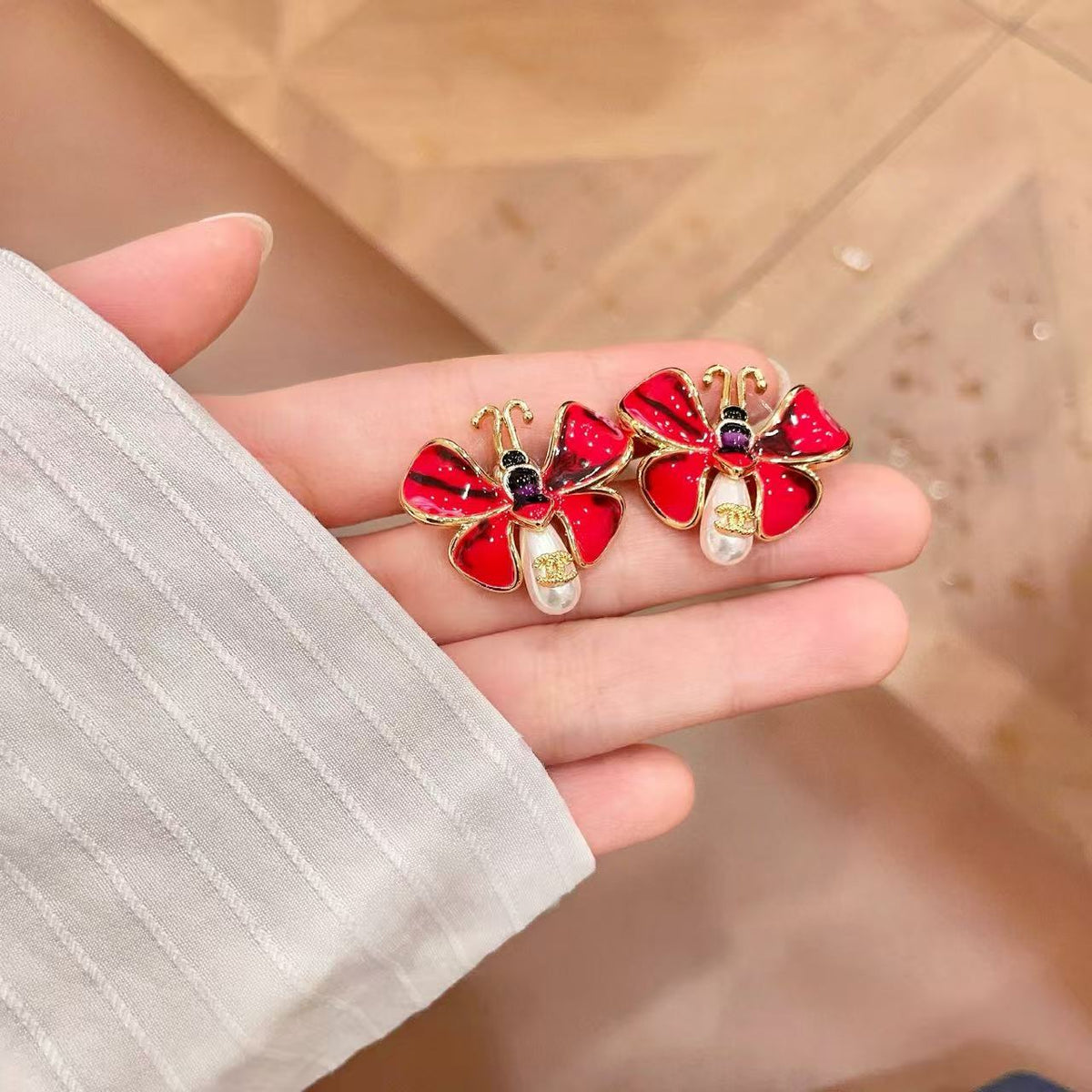 [Aura Jewels] Ladybug Enamel & Faux Pearl Clip-On Earrings