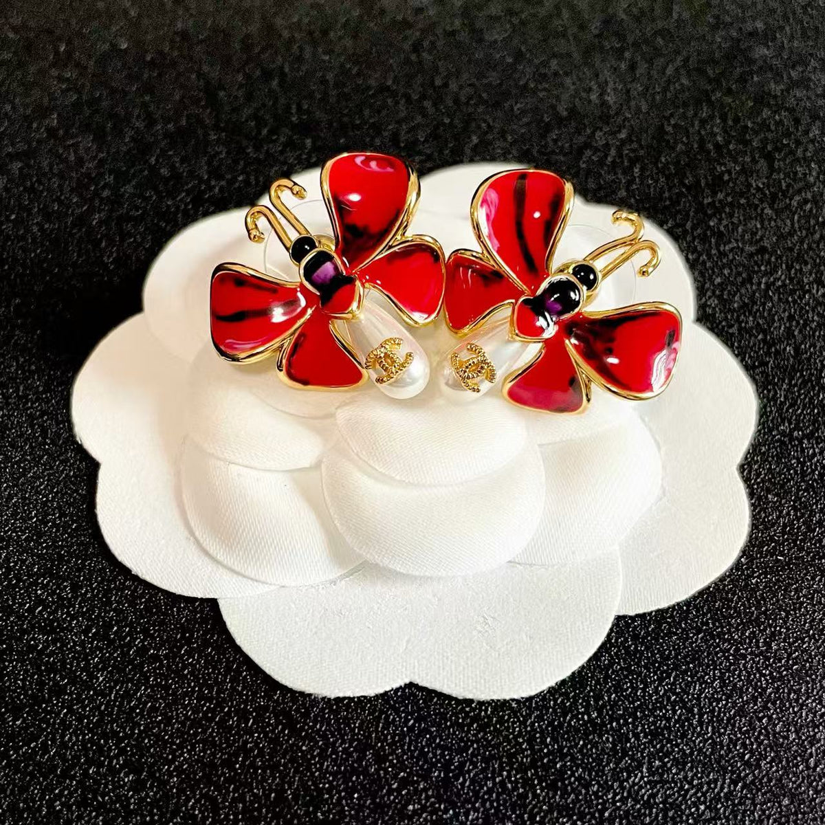 [Aura Jewels] Ladybug Enamel & Faux Pearl Clip-On Earrings