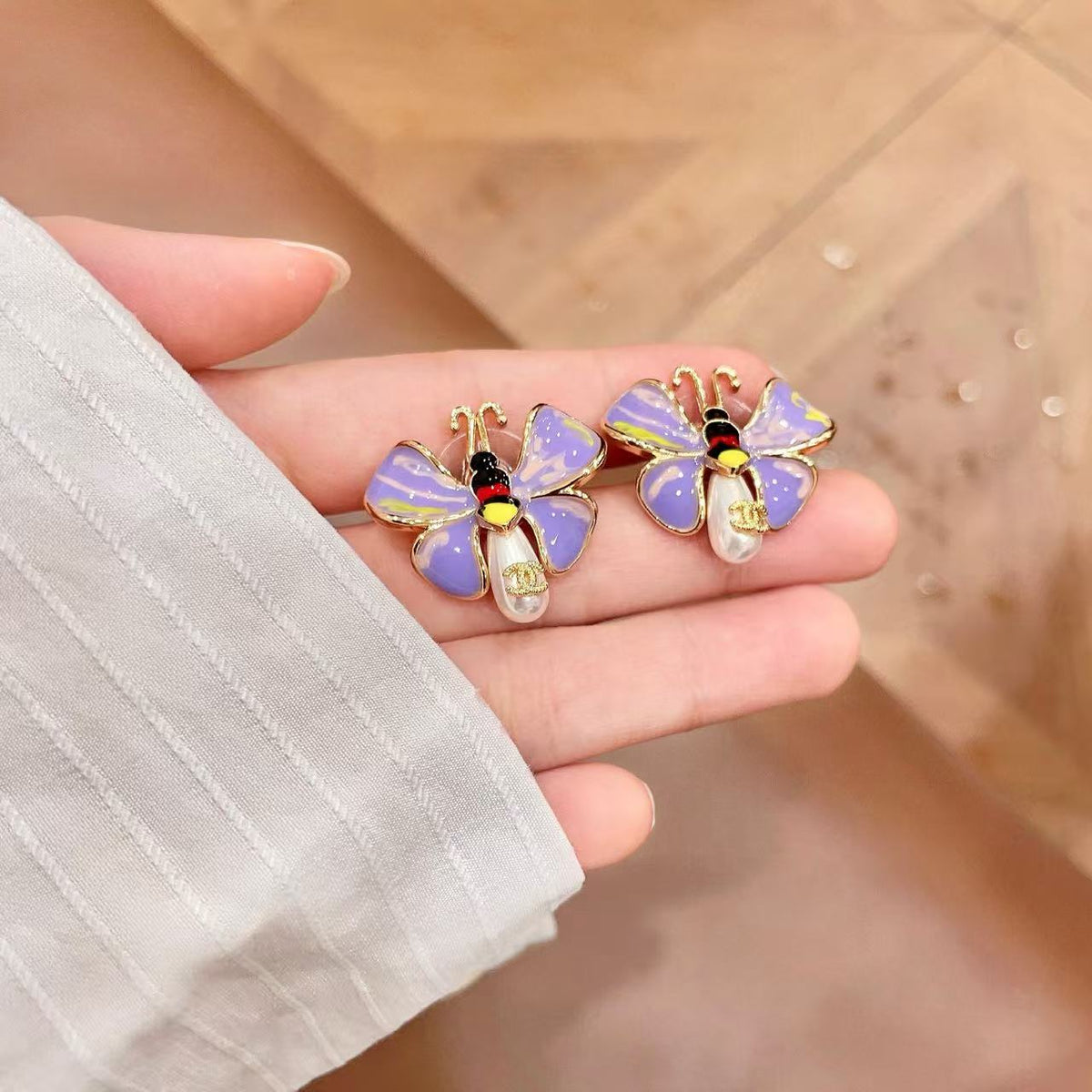 [Aura Jewels] Ladybug Enamel & Faux Pearl Clip-On Earrings