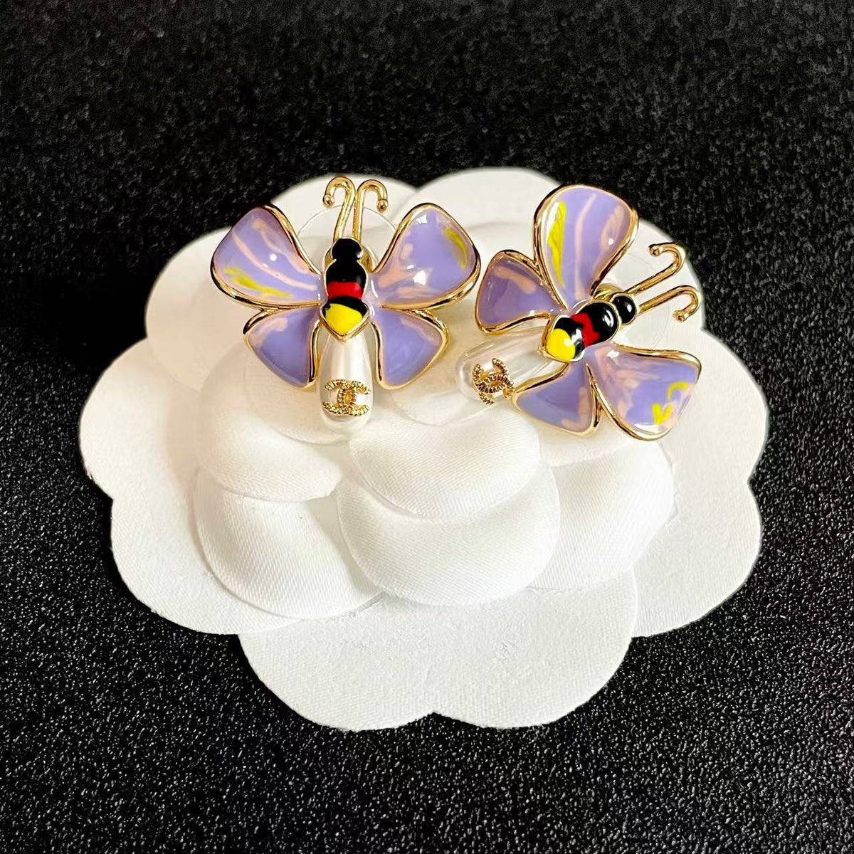 [Aura Jewels] Ladybug Enamel & Faux Pearl Clip-On Earrings