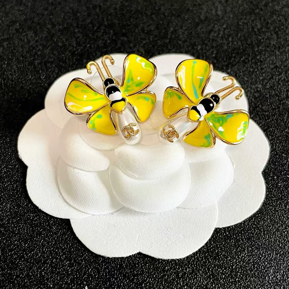 [Aura Jewels] Ladybug Enamel & Faux Pearl Clip-On Earrings
