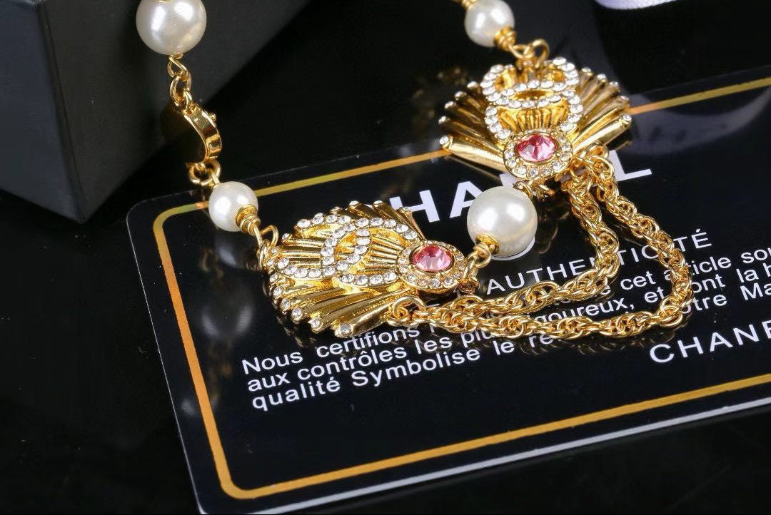 [Aura Jewels]Vintage Fan Motif Double CC Crystal & Pearl Necklace