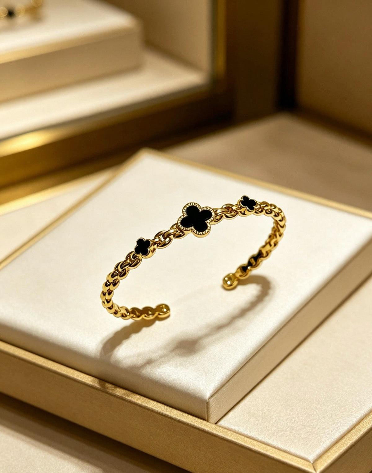¡®AuraJewelry¡¯Vintage Alhambra 3‑Flower Open Cuff, Black Onyx Gold‑Tone Chain Bangle