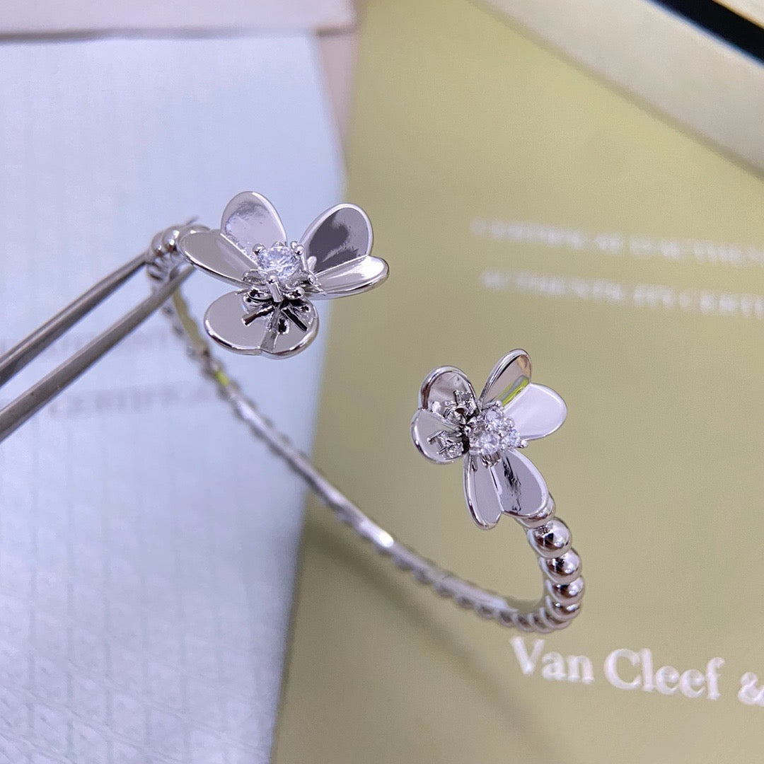 ¡®AuraJewelry¡¯Frivole Two‑Flower Open Bangle,