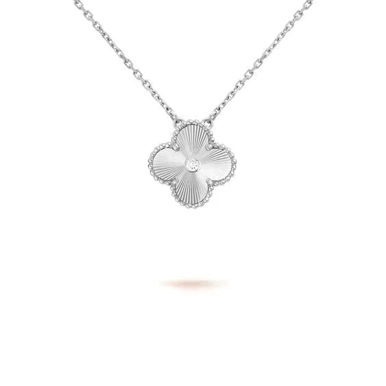 ¡®Aura Jewels¡¯CLOVER  15MM DIAMOND LASER NECKLACE SILVER
