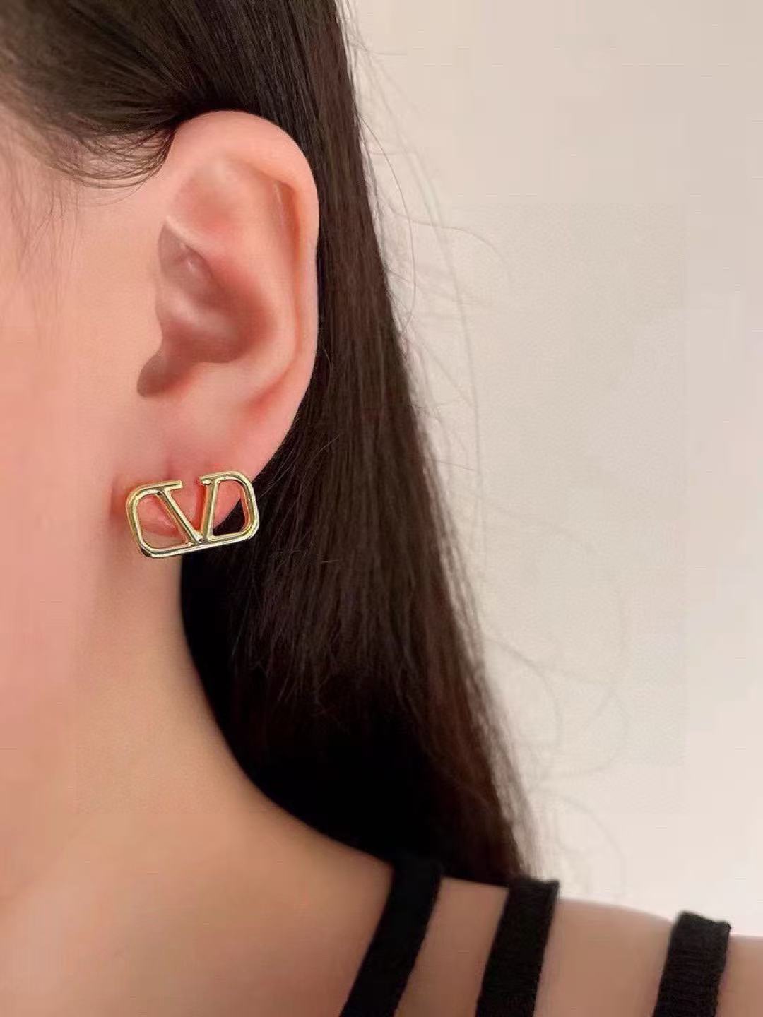 [Aura Jewels]Gold V-shaped stud earrings