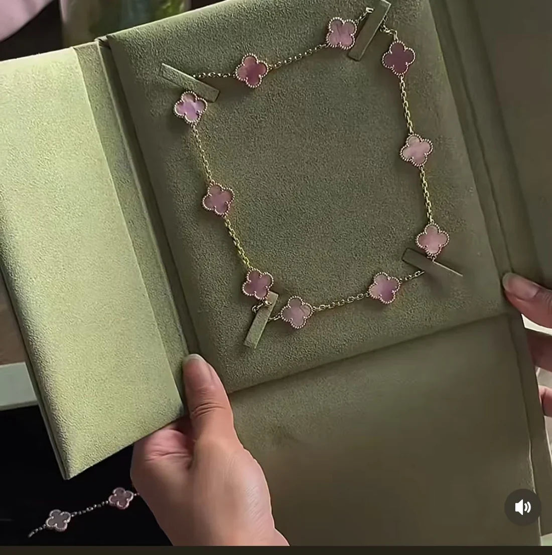 [Aura Jewels] Pink Necklace with Ten Clover Designs