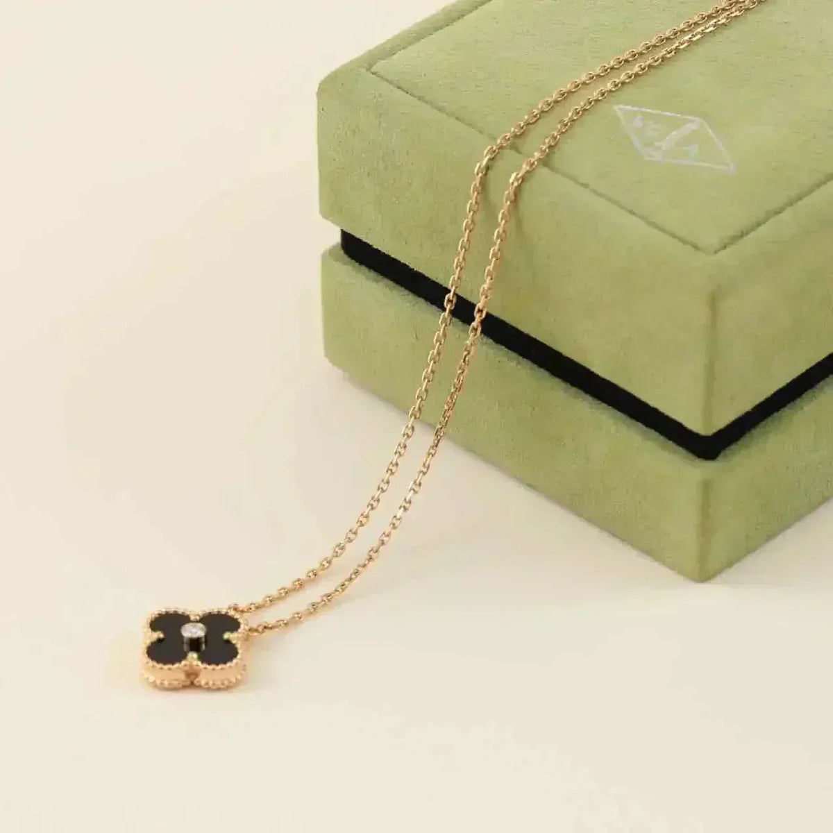 ¡®Aura Jewels¡¯CLOVER 15MM DIAMOND ONYX NECKLACE