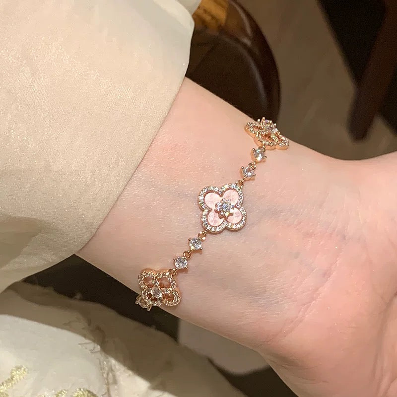 ¡®Aura Jewels¡¯CLOVER 5 MOTIF PINK BLUE RED WHITE BRACELET