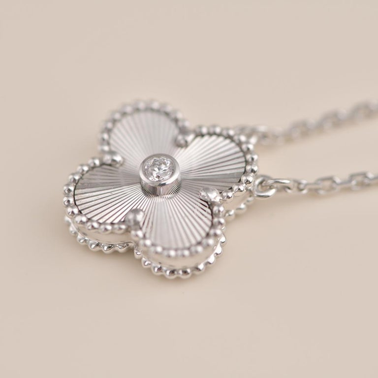 ¡®Aura Jewels¡¯CLOVER  15MM DIAMOND LASER NECKLACE SILVER