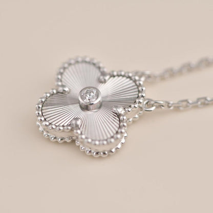 ¡®Aura Jewels¡¯CLOVER  15MM DIAMOND LASER NECKLACE SILVER