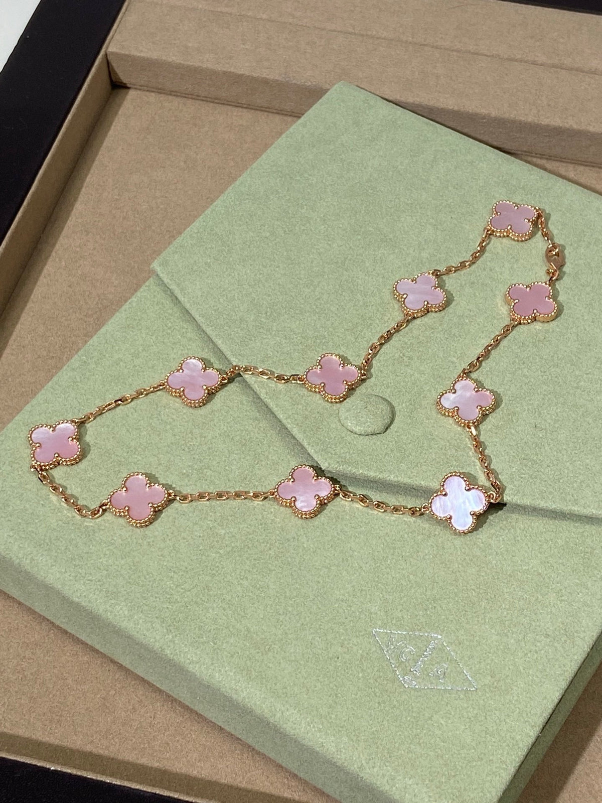 [Aura Jewels] Pink Necklace with Ten Clover Designs