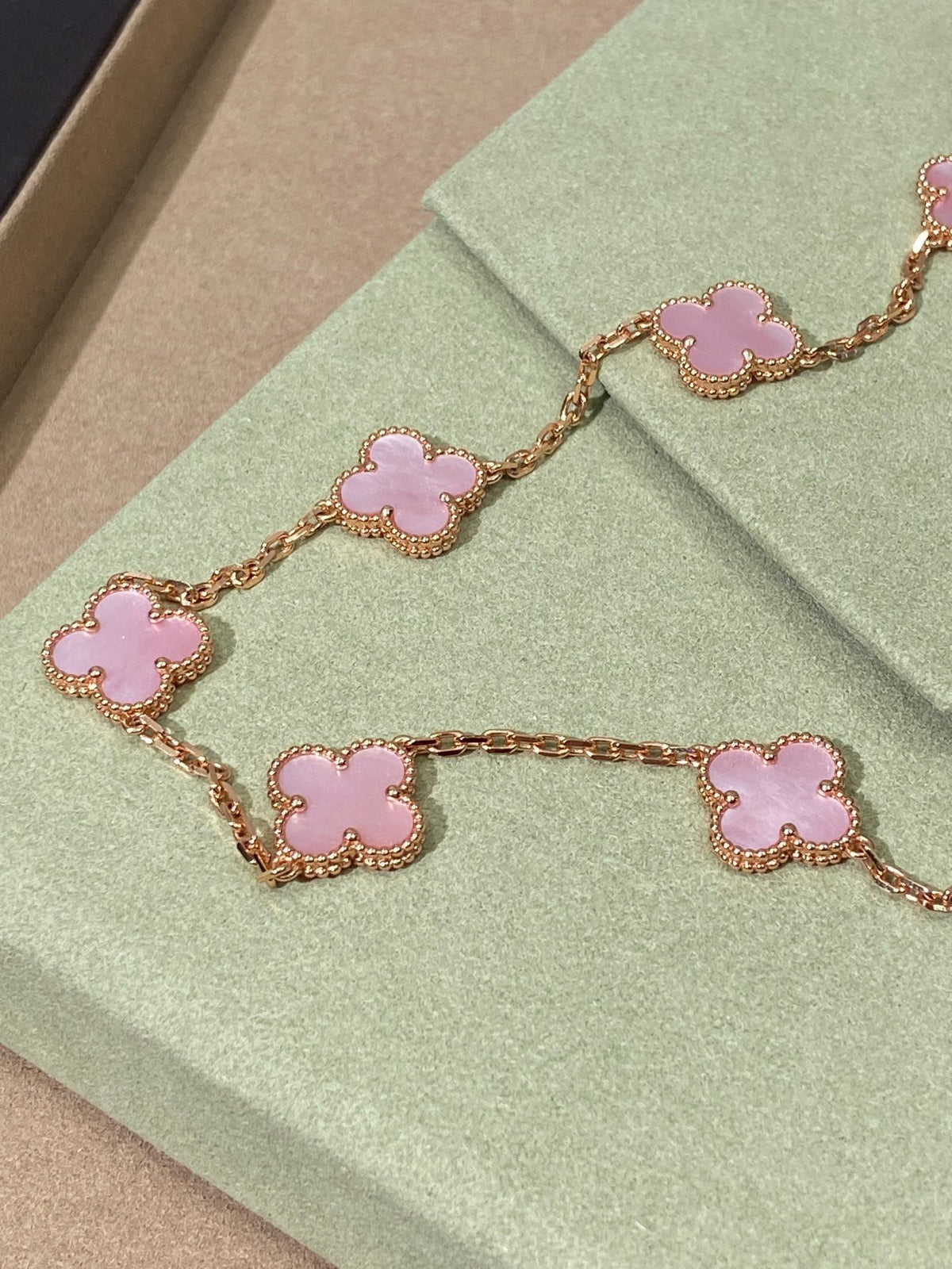 [Aura Jewels] Pink Necklace with Ten Clover Designs
