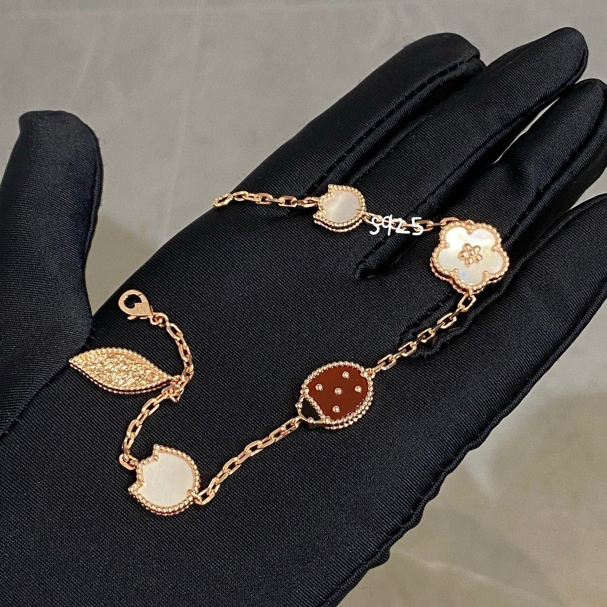 ¡®Aura Jewels¡¯LUCKY SPRING 5 MOTIF BRACELET
