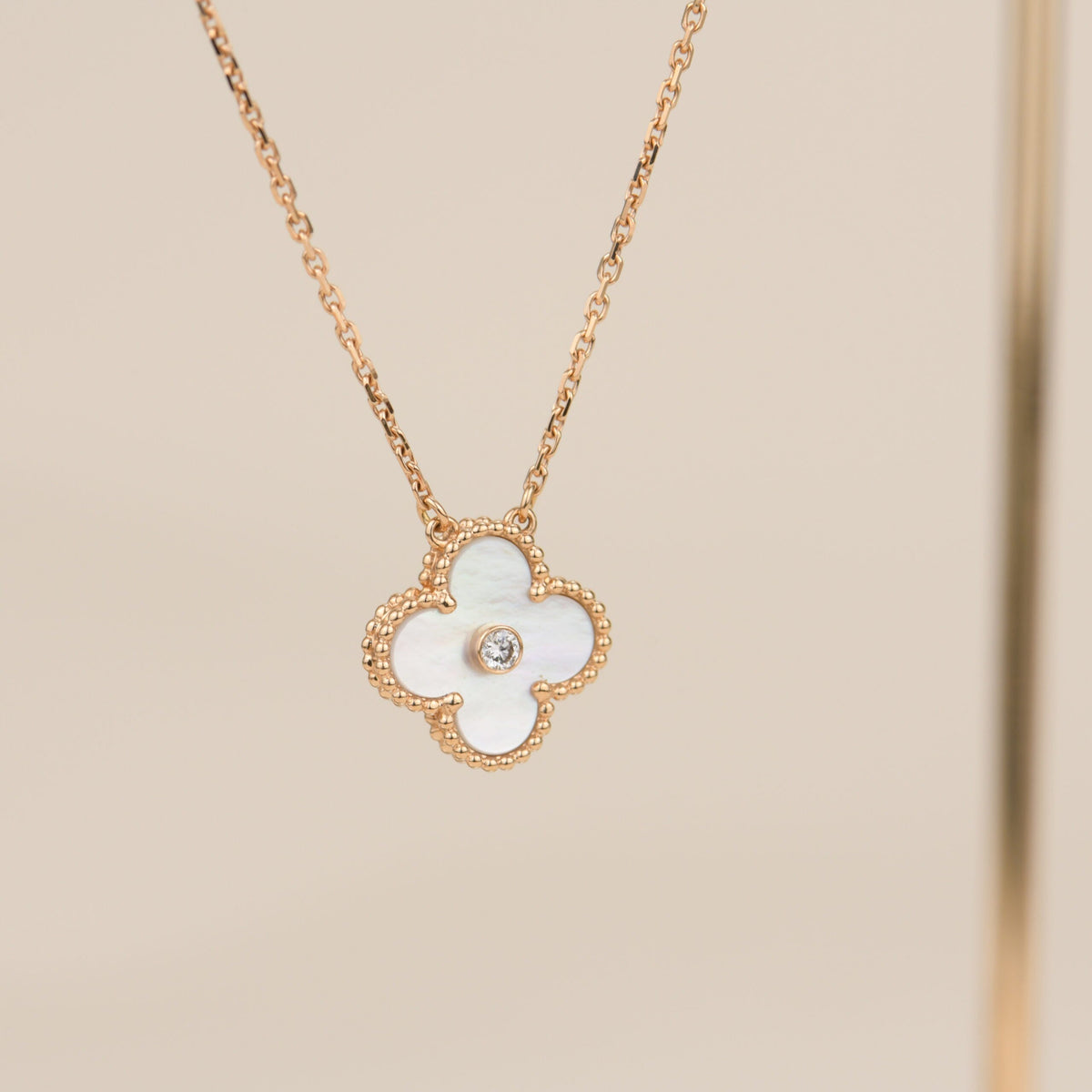 ¡®Aura Jewels¡¯CLOVER 15MM DIAMOND WHITE FRITILLARIA NECKLACE