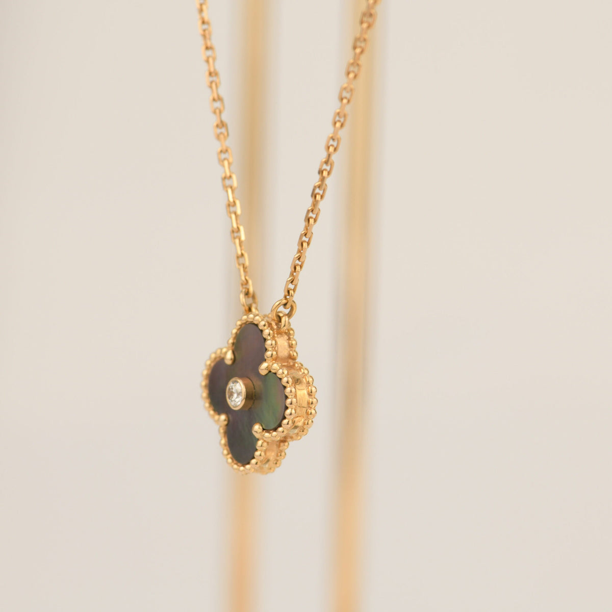 ¡®Aura Jewels¡¯CLOVER 15MM DIAMOND AND MOTHER-OF-GREY NECKLACE