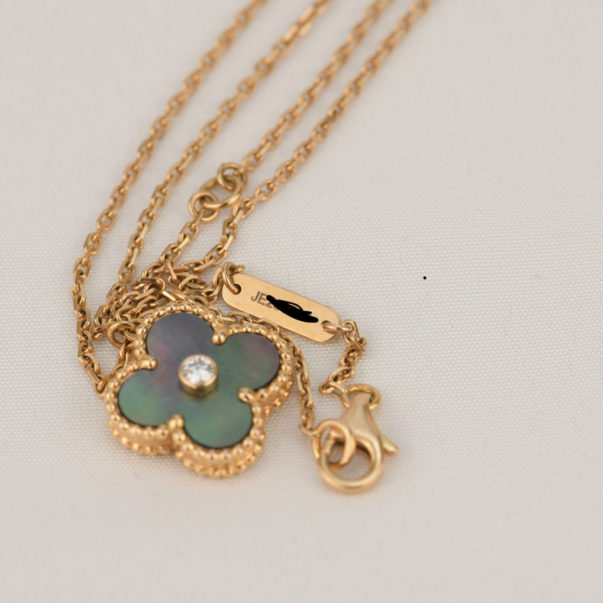 ¡®Aura Jewels¡¯CLOVER 15MM DIAMOND AND MOTHER-OF-GREY NECKLACE