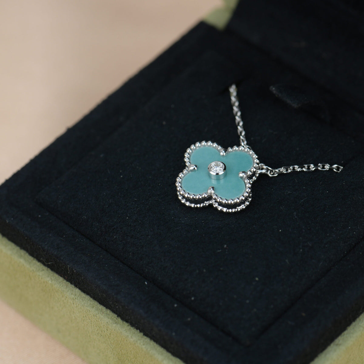 ¡®Aura Jewels¡¯CLOVER 15MM DIAMOND SVRES PORCELAIN  NECKLACE SILVER