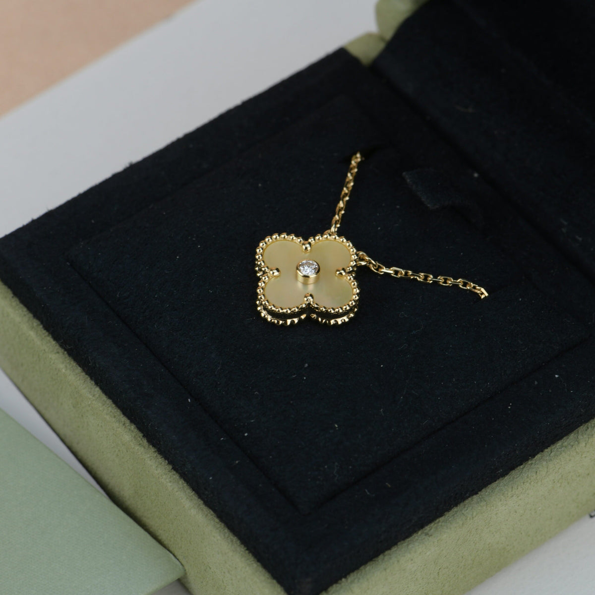 ¡®Aura Jewels¡¯CLOVER 15MM DIAMOND GOLD MOTHER OF PEARL NECKLACE