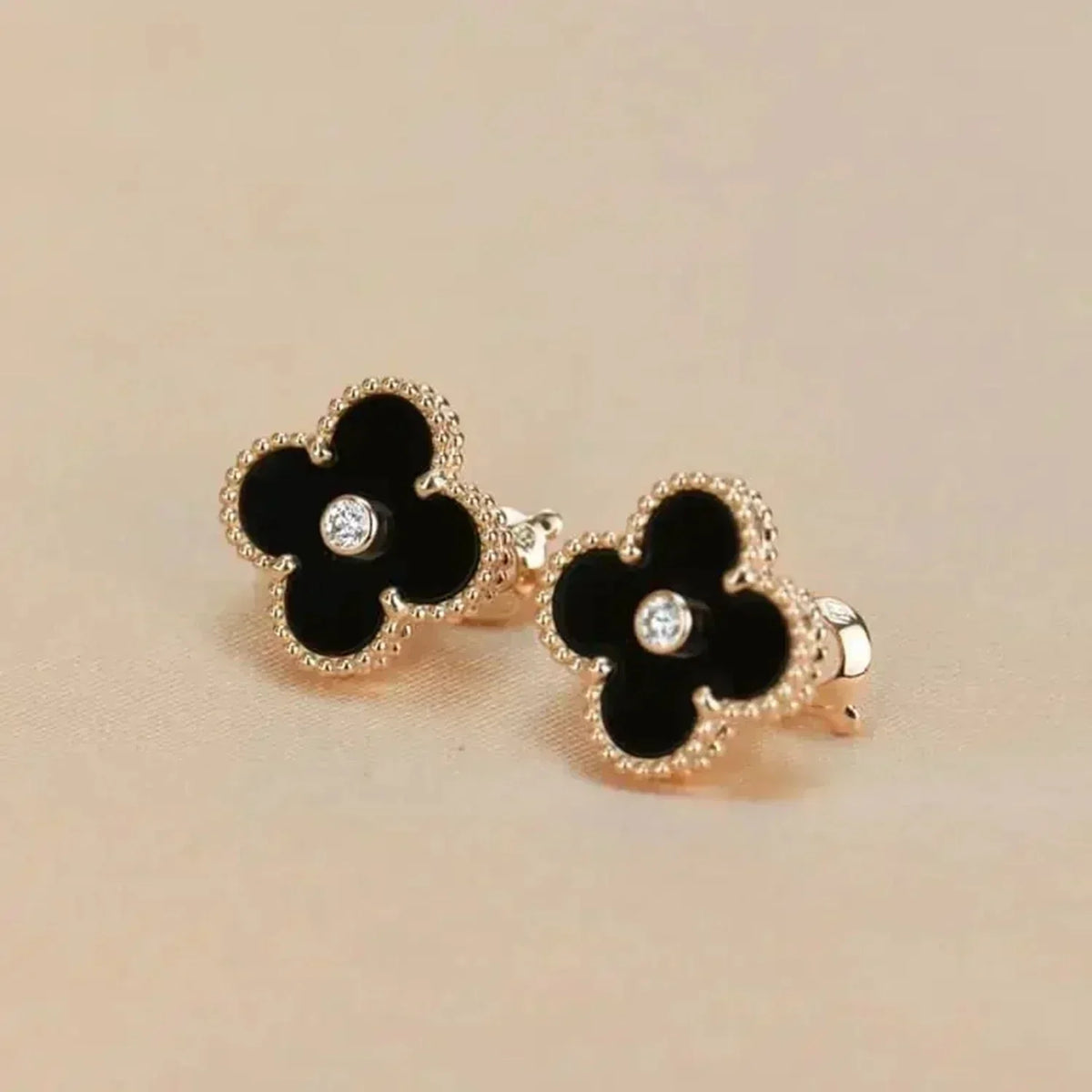 ¡®Aura Jewels¡¯CLOVER MEDIUM 1 MOTIFS ONYX DIAMOND EARRINGS