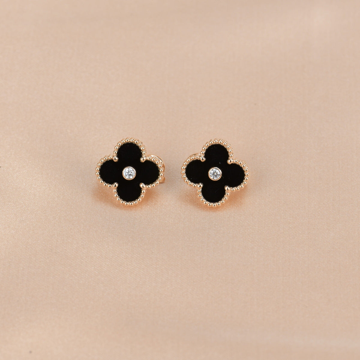 ¡®Aura Jewels¡¯CLOVER MEDIUM 1 MOTIFS ONYX DIAMOND EARRINGS