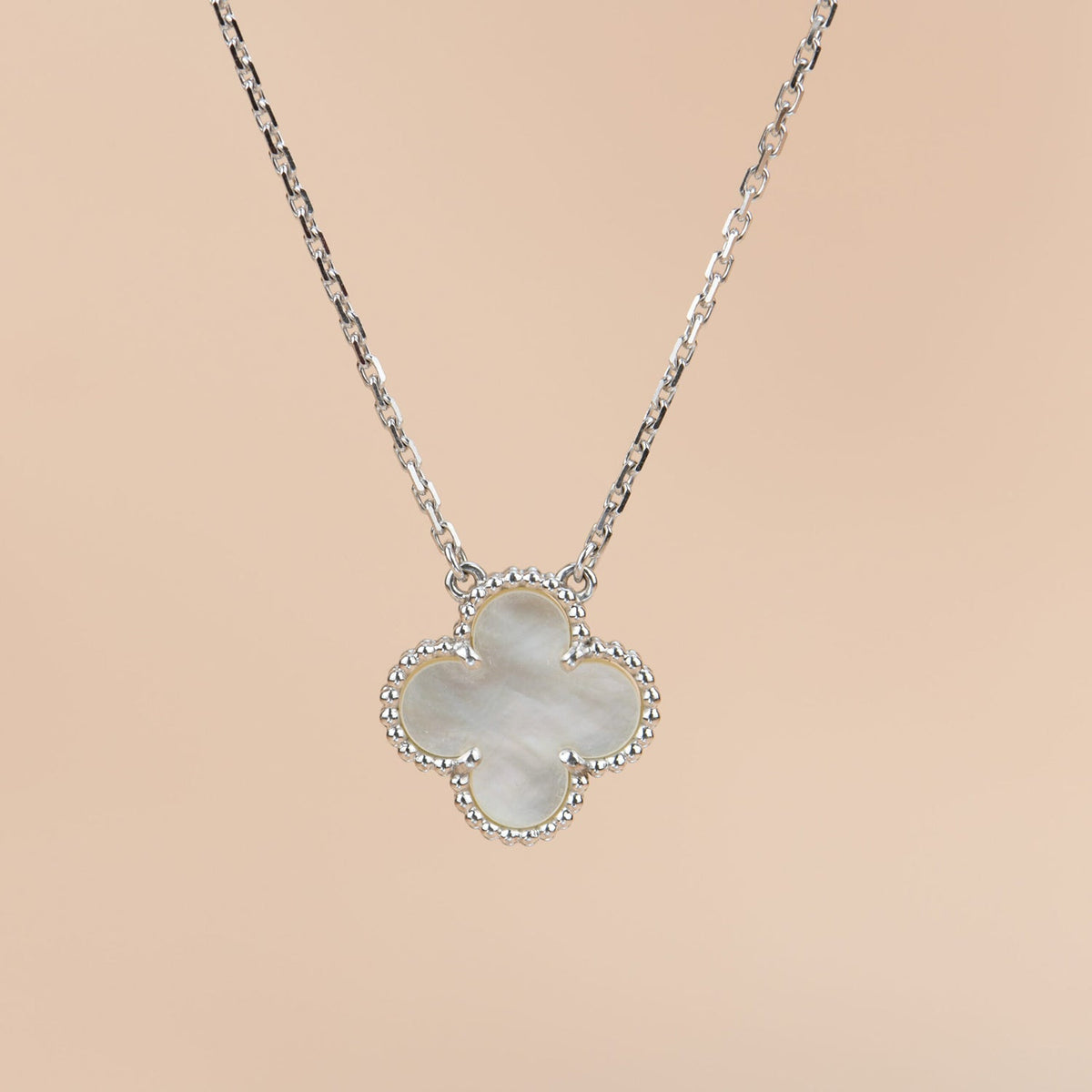 ¡®Aura Jewels¡¯CLOVER  15MM WHITE MOTHER-OF-PEARL SILVER