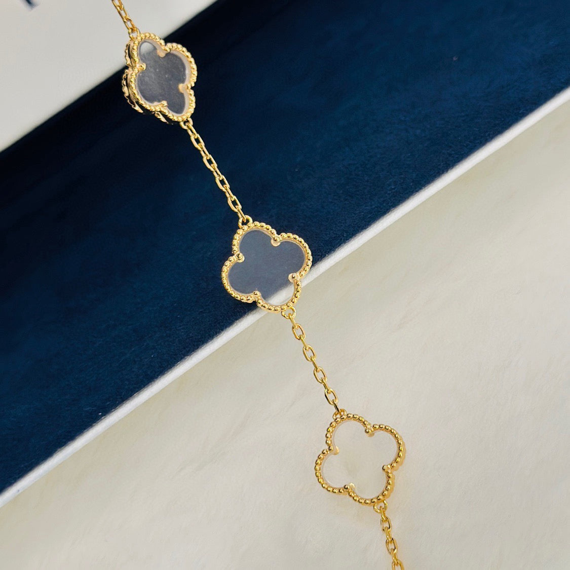 [Aura Jewels]New CLOVER 5 MOTIF ROCK CRYSTAL BRACELET