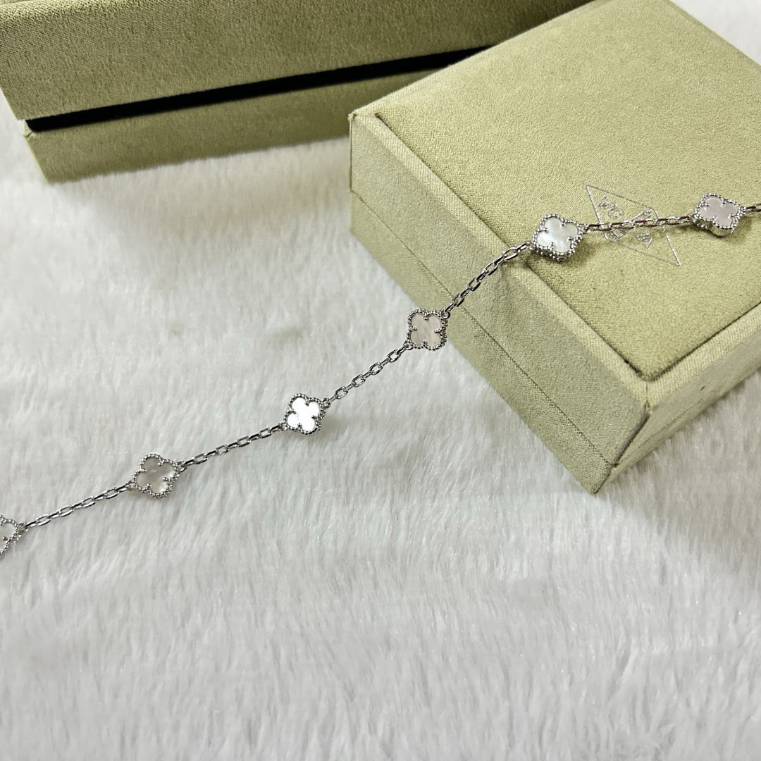[¡®Aura Jewels¡¯]CLOVER 6 MOTIF WHITE MOP BRACELET