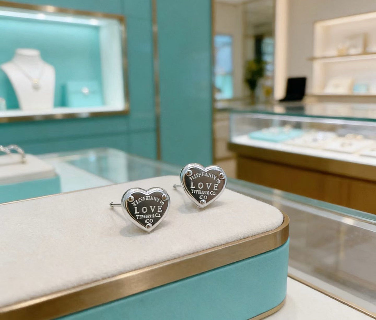 [Aura Jewels]New Heart-Shaped Stud Earrings