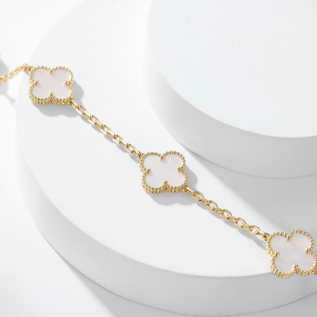 ¡®Aura Jewels¡¯CLOVER 10 MOTIFS WHITE MOTHER OF PEARL NECKLACE