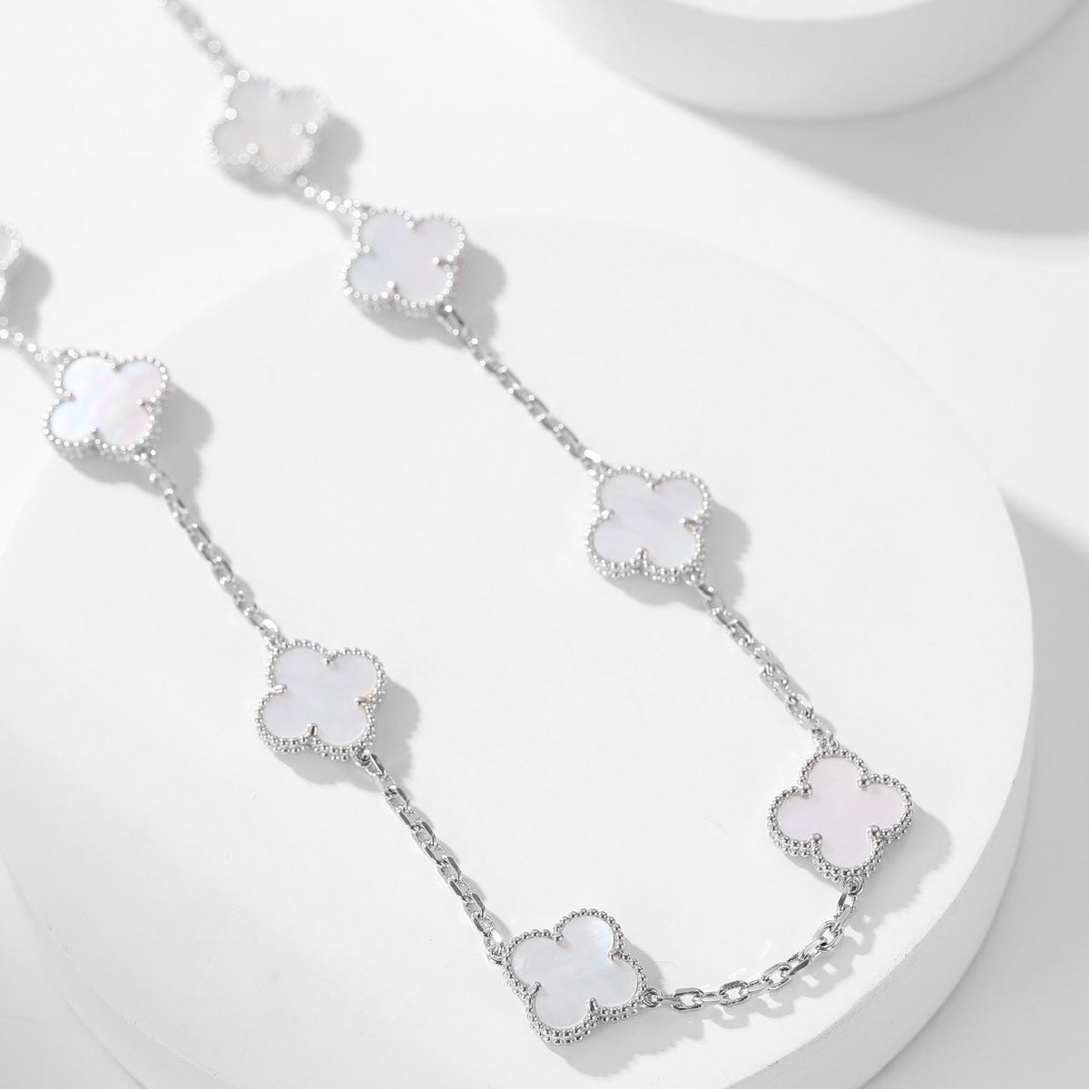 ¡®Aura Jewels¡¯CLOVER 10 MOTIFS WHITE MOTHER OF PEARL NECKLACE
