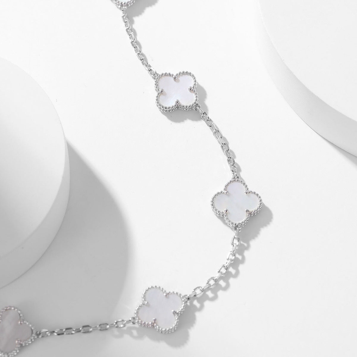 ¡®Aura Jewels¡¯CLOVER 10 MOTIFS WHITE MOTHER OF PEARL NECKLACE