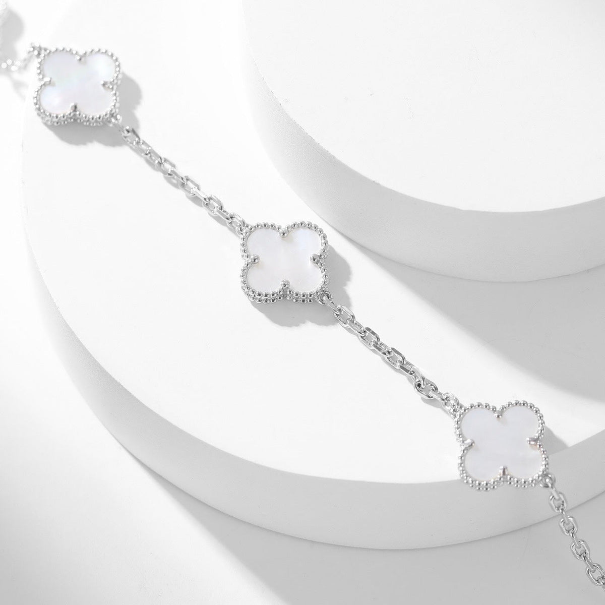 ¡®Aura Jewels¡¯CLOVER 10 MOTIFS WHITE MOTHER OF PEARL NECKLACE