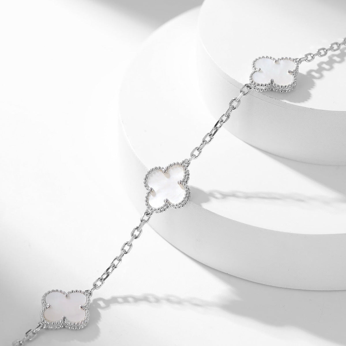 ¡®Aura Jewels¡¯CLOVER 10 MOTIFS WHITE MOTHER OF PEARL NECKLACE
