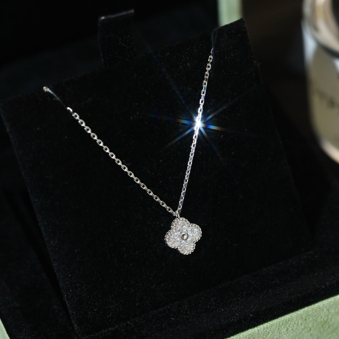 ¡®Aura Jewels¡¯CLOVER MINI 9.5MM PENDANT DIAMOND NECKLACE