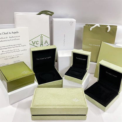 ¡®Aura Jewels¡¯VA CLOVER BRACELET NECKLACE RING BOX GIFT BAG