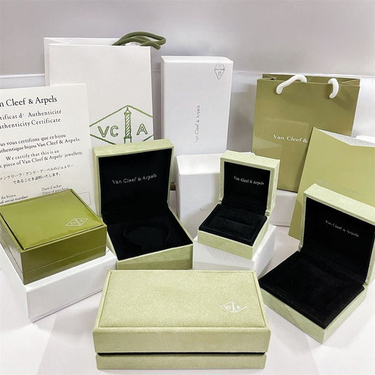 ¡®Aura Jewels¡¯VA CLOVER BRACELET NECKLACE RING BOX GIFT BAG