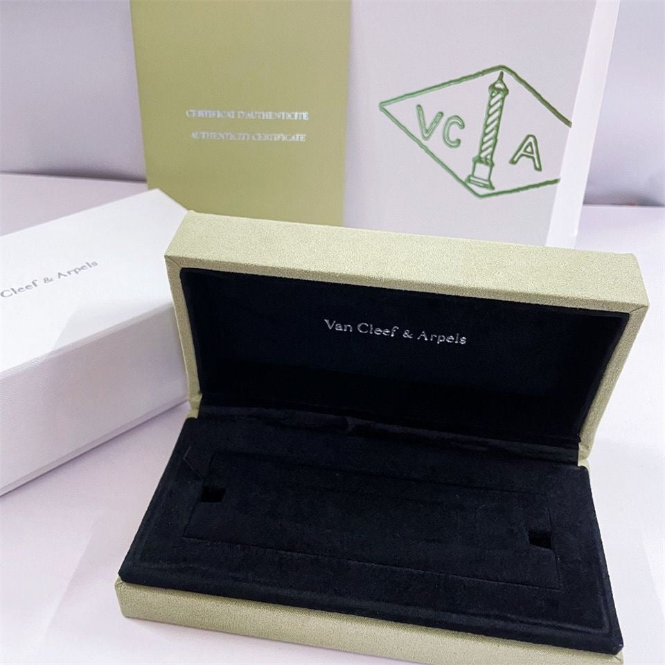 ¡®Aura Jewels¡¯VA CLOVER BRACELET NECKLACE RING BOX GIFT BAG