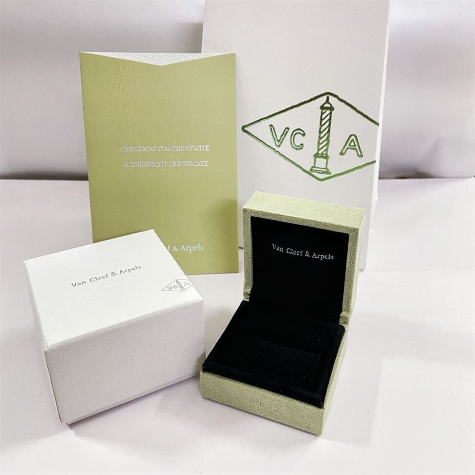¡®Aura Jewels¡¯VA CLOVER BRACELET NECKLACE RING BOX GIFT BAG