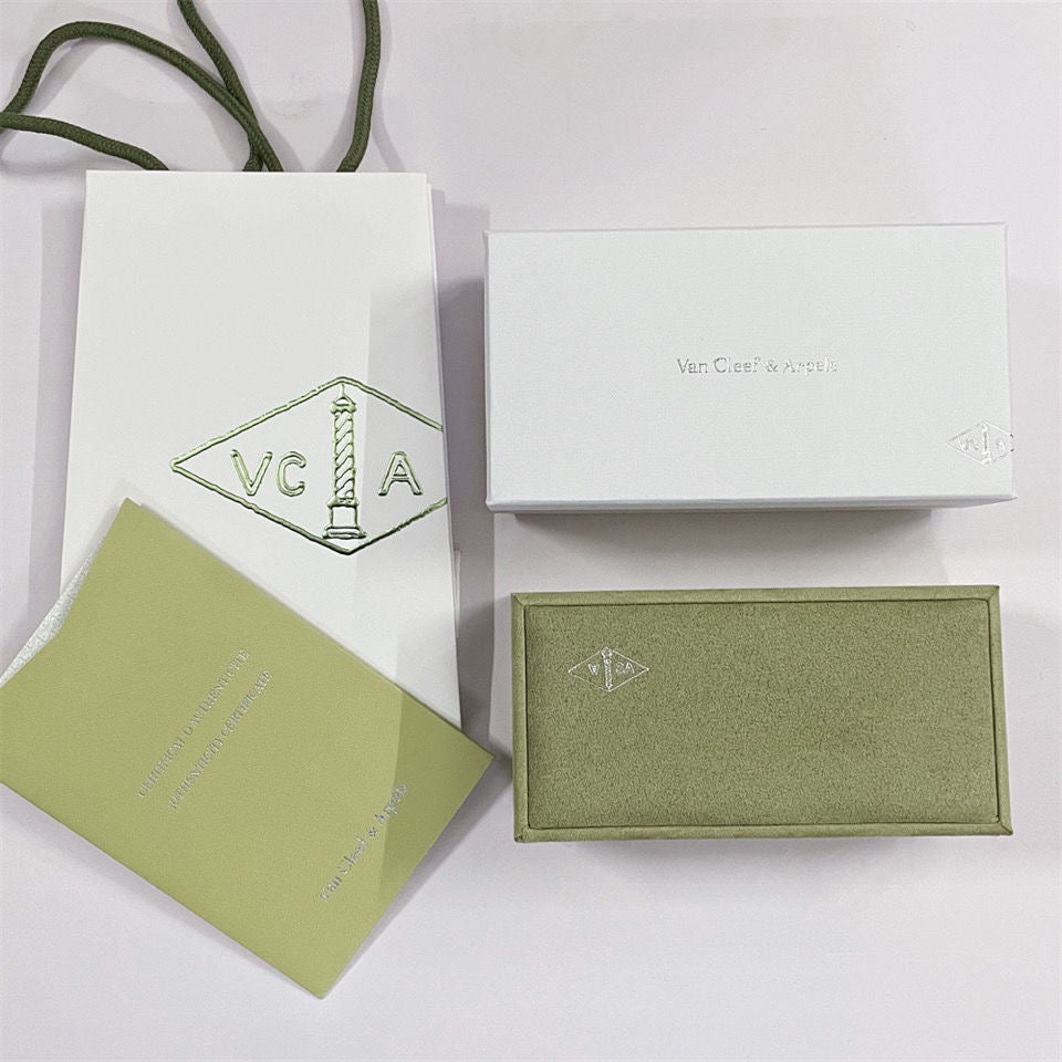 ¡®Aura Jewels¡¯VA CLOVER BRACELET NECKLACE RING BOX GIFT BAG