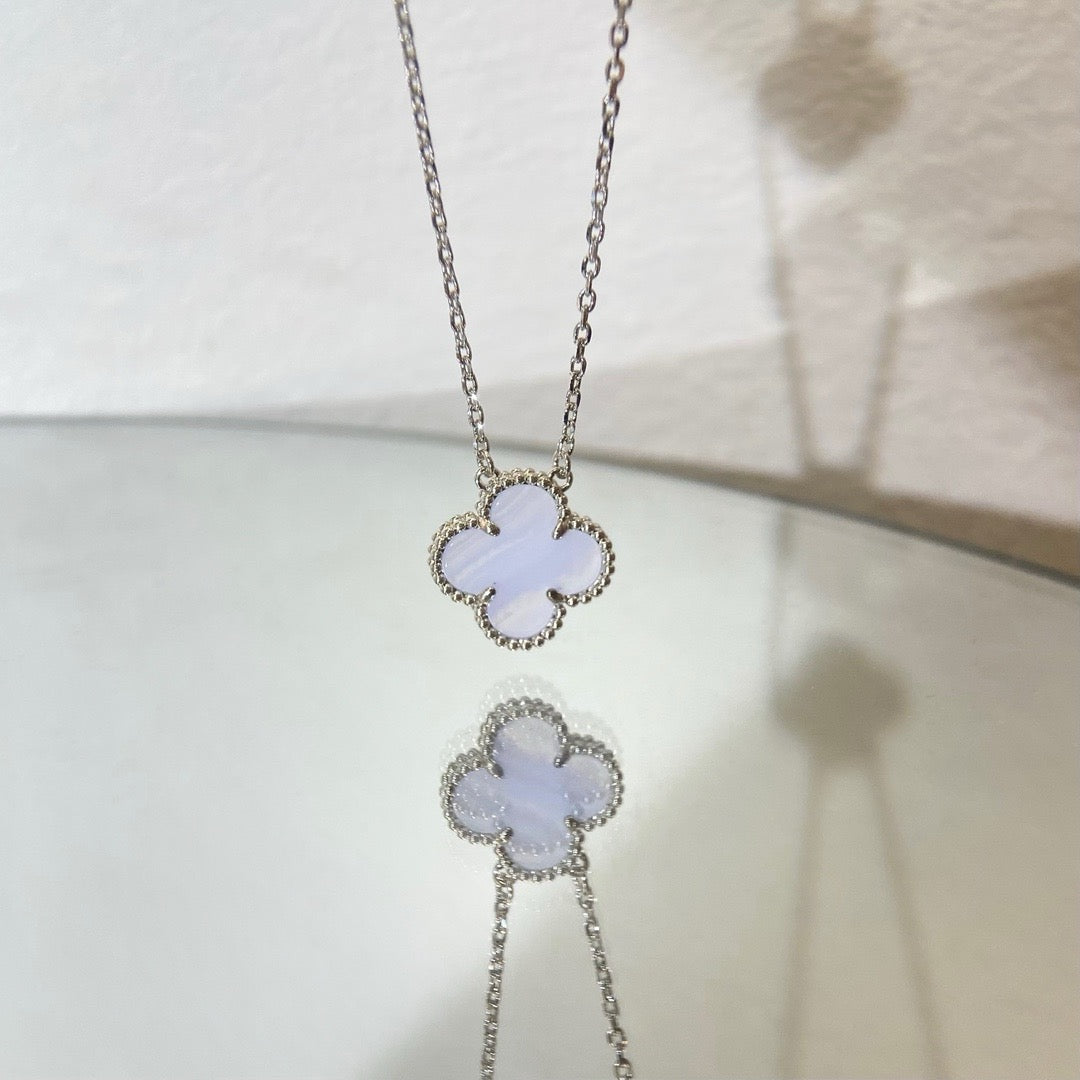 ¡®Aura Jewels¡¯CLOVER 15MM BLUE CHALCEDONY NECKLACE SILVER