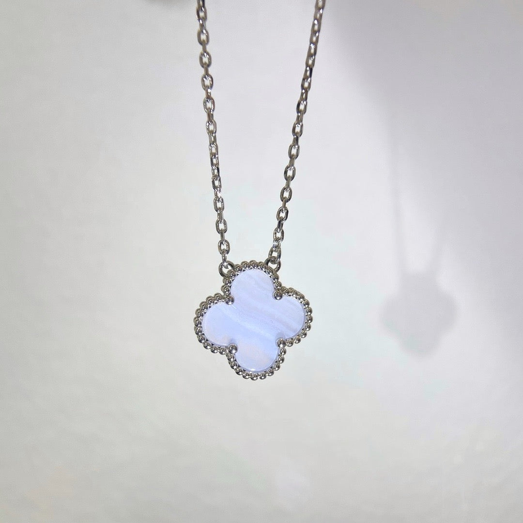 ¡®Aura Jewels¡¯CLOVER 15MM BLUE CHALCEDONY NECKLACE SILVER