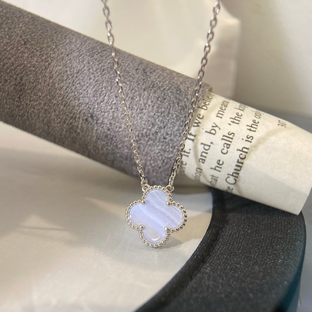 ¡®Aura Jewels¡¯CLOVER 15MM BLUE CHALCEDONY NECKLACE SILVER
