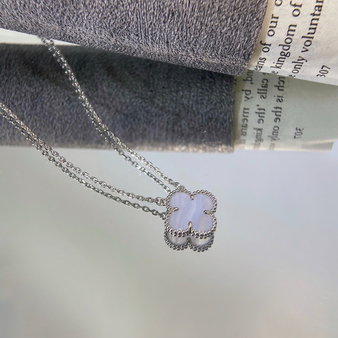 ¡®Aura Jewels¡¯CLOVER 15MM BLUE CHALCEDONY NECKLACE SILVER