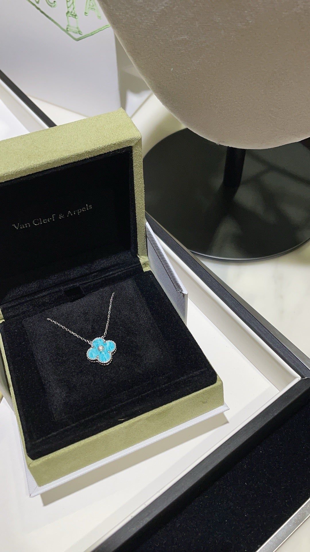 ¡®Aura Jewels¡¯CLOVER 15MM DIAMOND SVRES PORCELAIN  NECKLACE SILVER