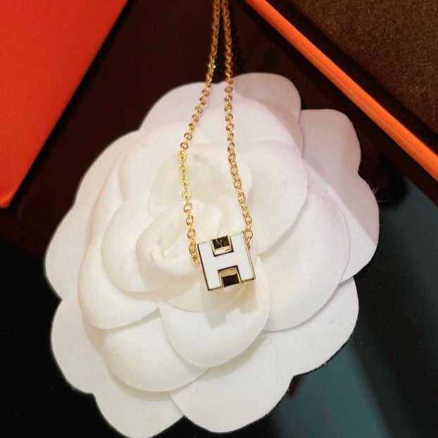 ¡®Aura Jewels¡¯H WHITE SQUARE GOLD NECKLACE