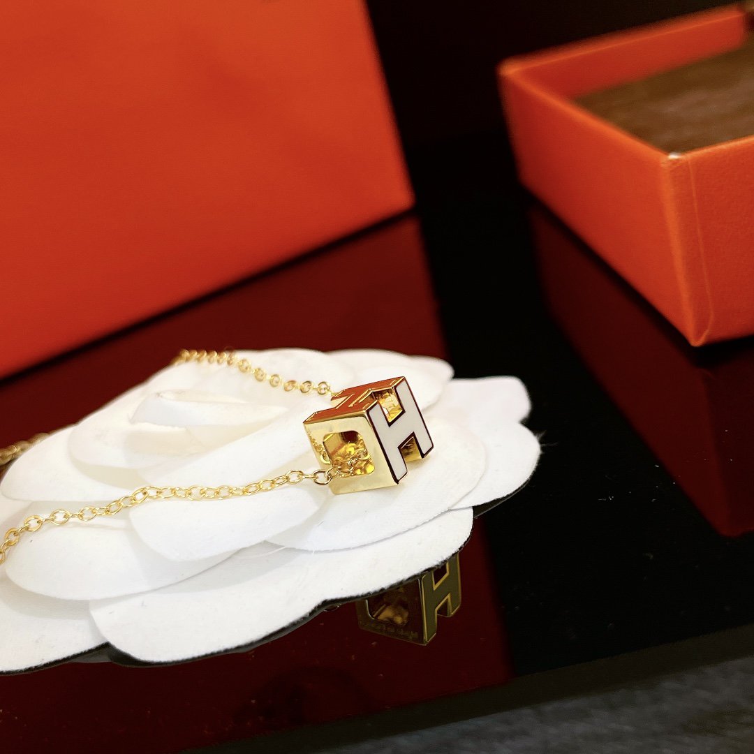 ¡®Aura Jewels¡¯H WHITE SQUARE GOLD NECKLACE