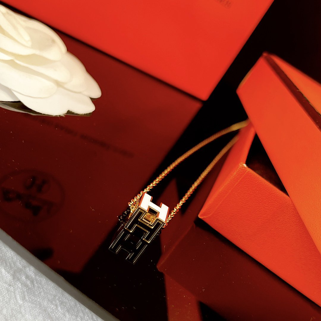 ¡®Aura Jewels¡¯H WHITE SQUARE GOLD NECKLACE