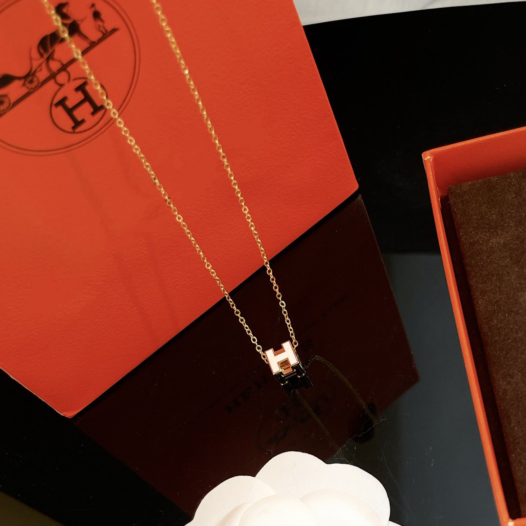 ¡®Aura Jewels¡¯H WHITE SQUARE GOLD NECKLACE